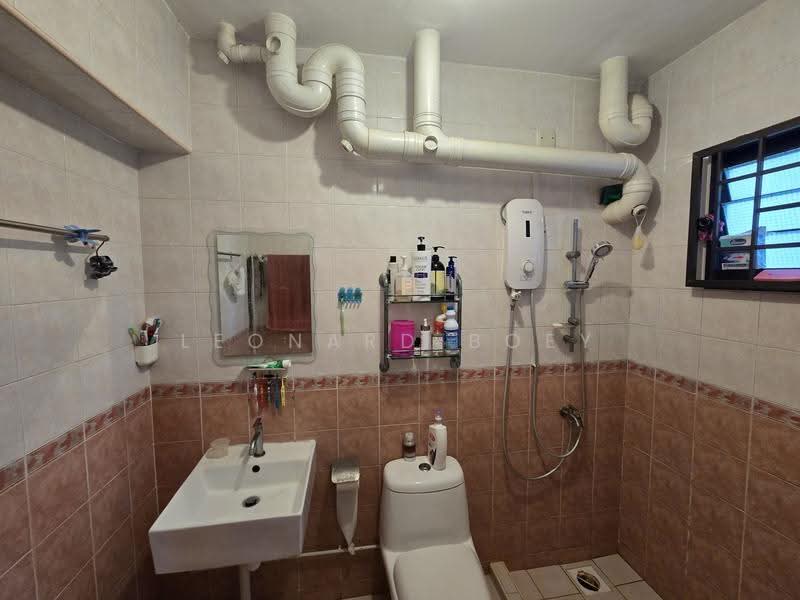 273B Jurong West Avenue 3, 273B Jurong West Avenue 3, Boon Lay / Jurong / Tuas, 3 Bedrooms, 1,195 sqft, HDB Flat For Sale, by Leonard Boey, 500251703 - Bathroom - PropertyGuru.com.sg
