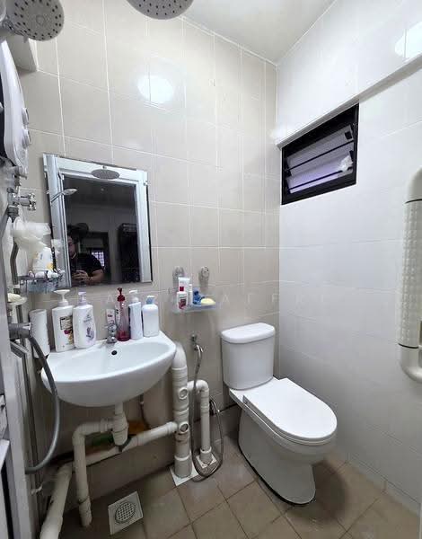 235 Ang Mo Kio Avenue 3, 235 Ang Mo Kio Avenue 3, Ang Mo Kio / Bishan / Thomson, 2 Bedrooms, 721 sqft, HDB Flat For Sale, by Faiz Zaffre, 500251716 - Bathroom - PropertyGuru.com.sg