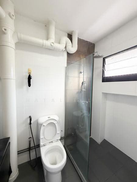 176 Lompang Road, 176 Lompang Road, Dairy Farm / Bukit Panjang / Choa Chu Kang, 3 Bedrooms, 1,087 sqft, HDB Flat For Sale, by Natalie Lim, 500251724 - Bathroom - PropertyGuru.com.sg