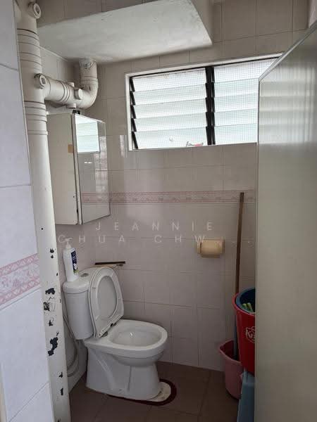 224 Jurong East Street 21, 224 Jurong East Street 21, Boon Lay / Jurong / Tuas, 3 Bedrooms, 979 sqft, HDB Flat For Sale, by Jeannie Chua Chwee Beng, 500251775 - Bathroom - PropertyGuru.com.sg