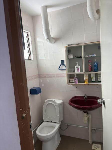 224 Jurong East Street 21, 224 Jurong East Street 21, Boon Lay / Jurong / Tuas, 3 Bedrooms, 979 sqft, HDB Flat For Sale, by Jeannie Chua Chwee Beng, 500251775 - Bathroom - PropertyGuru.com.sg