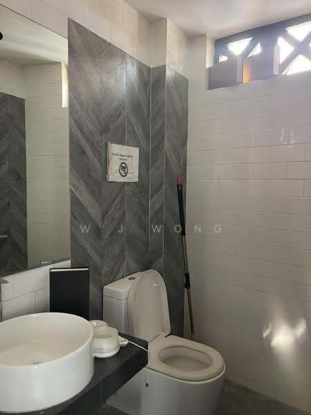 South Bridge Road, 198-198B South Bridge Road, Boat Quay / Raffles Place / Marina, 1,100 sqft, Shop / Shophouse For Rent, by W J Wong, 500251780 - Bathroom - CommercialGuru.com.sg