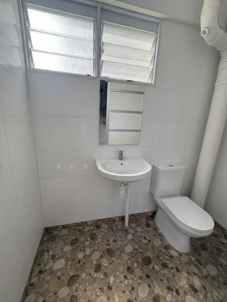 624 Hougang Avenue 8, 624 Hougang Avenue 8, Hougang / Punggol / Sengkang, 3 Bedrooms, 904 sqft, HDB Flat For Sale, by April Tan, 500251837 - Bathroom - PropertyGuru.com.sg