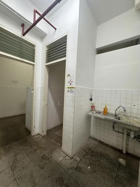 Yi Guang Factory Building, 180 Paya Lebar Road, Eunos / Geylang / Paya Lebar, 430 sqft, Light Industrial (B1) For Rent, by Emily Foo, 500251839 - Bathroom - CommercialGuru.com.sg