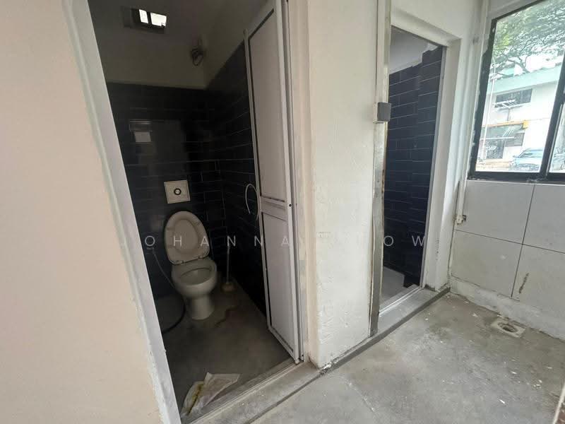 Below Value! Family restaurants at HDB block 530 Ang Mo Kio for Rent!, Blk 530 01-2381 Ang Mo Kio, Ang Mo Kio / Bishan / Thomson, 1,281 sqft, Food & Beverage For Rent, by Johanna Chow, 500251880 - Bathroom - CommercialGuru.com.sg