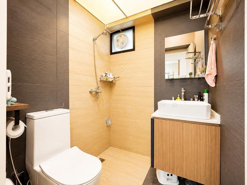 87 Dawson Road, 87 Dawson Road, Alexandra / Commonwealth, 3 Bedrooms, 936 sqft, HDB Flat For Sale, by Jeremy Yong, 500251888 - Common Bathroom - PropertyGuru.com.sg