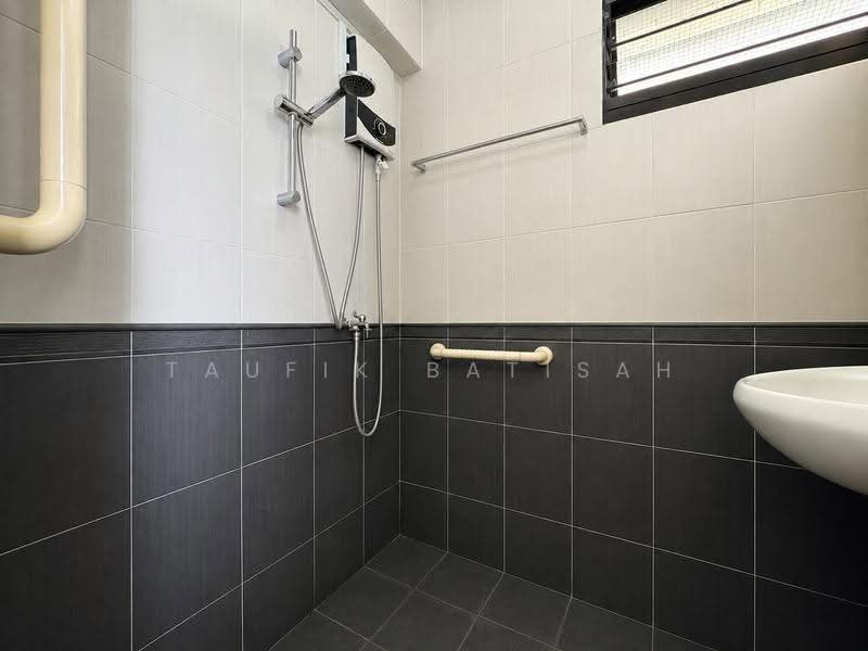 43 Telok Blangah Rise, 43 Telok Blangah Rise, Harbourfront / Telok Blangah, 2 Bedrooms, 635 sqft, HDB Flat For Sale, by Taufik Batisah, 500251911 - Bathroom - PropertyGuru.com.sg