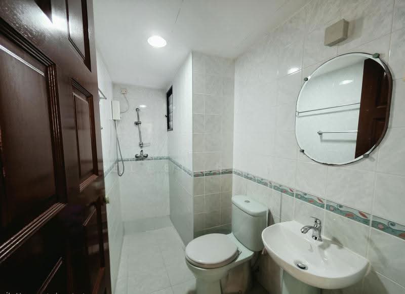 152 Lorong 2 Toa Payoh, 152 Lorong 2 Toa Payoh, Balestier / Toa Payoh, 3 Bedrooms, 925 sqft, HDB Flat For Sale, by Eleen Seah, 500251976 - Bathroom - PropertyGuru.com.sg