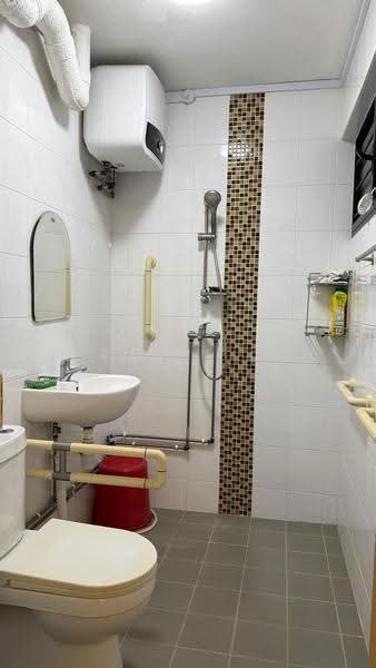 4S MODEL FLAT@WOODLANDS, , 2 Bedrooms, 969 sqft, HDB Flat For Sale, by Raj T C, 500251983 - Bathroom - PropertyGuru.com.sg