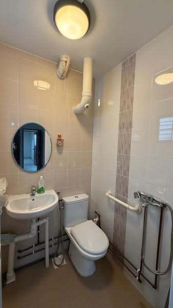 3 BEDROOM UNIT FOR RENT@BT BATOK WEST AVE 2 BLK 421, , 2 Bedrooms, 969 sqft, HDB Flat For Rent, by Raj T C, 500252008 - Bathroom - PropertyGuru.com.sg