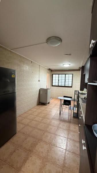 3 BEDROOM UNIT FOR RENT@BT BATOK WEST AVE 2 BLK 421, , 2 Bedrooms, 969 sqft, HDB Flat For Rent, by Raj T C, 500252008 - Kitchen - PropertyGuru.com.sg