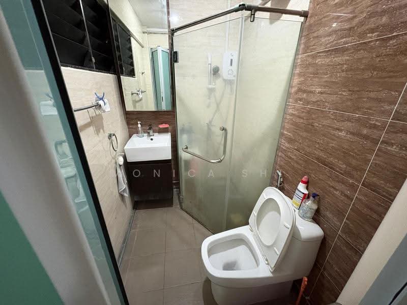 514 Bukit Batok Street 52, 514 Bukit Batok Street 52, Dairy Farm / Bukit Panjang / Choa Chu Kang, Room Rental, 200 sqft, HDB Flat For Rent, by Monica Shi, 500252042 - Bathroom - PropertyGuru.com.sg