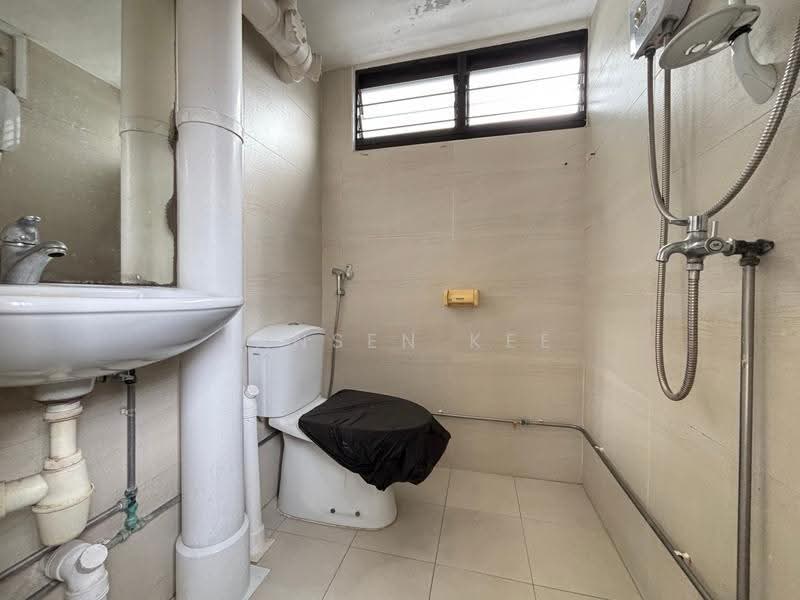9 Gloucester Road, 9 Gloucester Road, Farrer Park / Serangoon Rd, 3 Bedrooms, 980 sqft, HDB Flat For Sale, by Jansen Kee, 500252096 - Bathroom - PropertyGuru.com.sg