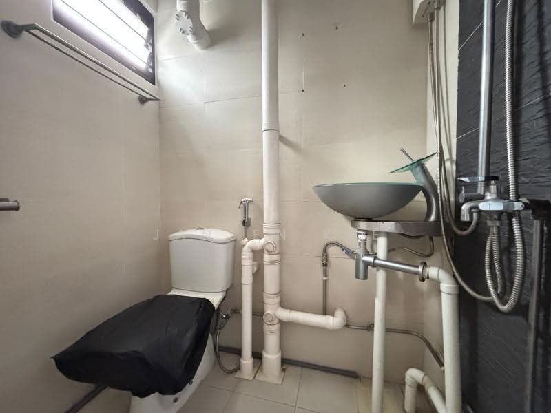 9 Gloucester Road, 9 Gloucester Road, Farrer Park / Serangoon Rd, 3 Bedrooms, 980 sqft, HDB Flat For Sale, by Jansen Kee, 500252096 - Bathroom - PropertyGuru.com.sg
