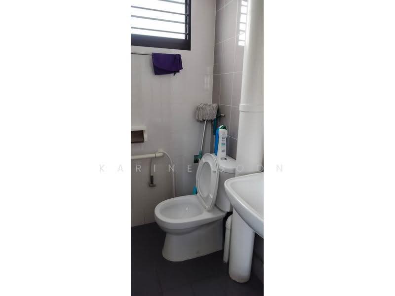 225A Jurong East Street 21, 225A Jurong East Street 21, Boon Lay / Jurong / Tuas, 2 Bedrooms, 925 sqft, HDB Flat For Sale, by Karine Soon, 500252138 - Bathroom - PropertyGuru.com.sg