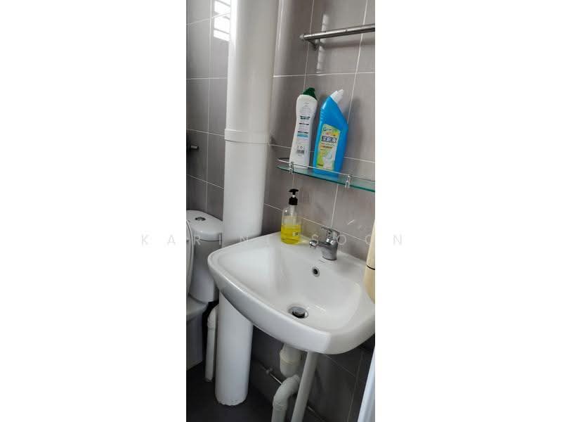 225A Jurong East Street 21, 225A Jurong East Street 21, Boon Lay / Jurong / Tuas, 2 Bedrooms, 925 sqft, HDB Flat For Sale, by Karine Soon, 500252138 - Bathroom - PropertyGuru.com.sg
