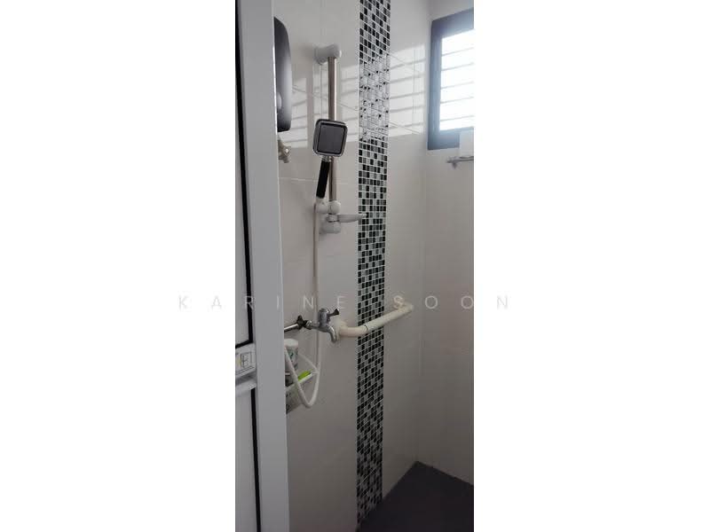 225A Jurong East Street 21, 225A Jurong East Street 21, Boon Lay / Jurong / Tuas, 2 Bedrooms, 925 sqft, HDB Flat For Sale, by Karine Soon, 500252138 - Bathroom - PropertyGuru.com.sg