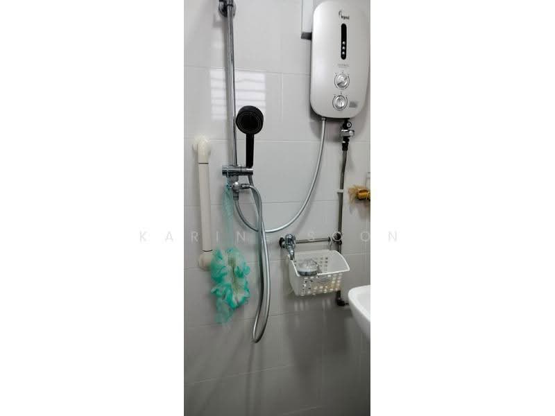 225A Jurong East Street 21, 225A Jurong East Street 21, Boon Lay / Jurong / Tuas, 2 Bedrooms, 925 sqft, HDB Flat For Sale, by Karine Soon, 500252138 - Bathroom - PropertyGuru.com.sg