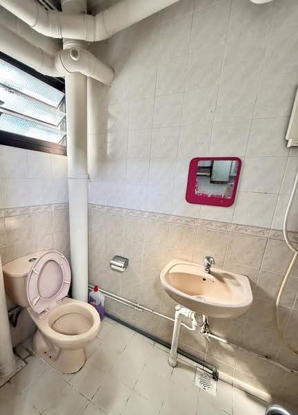 323A Sengkang East Way, 323A Sengkang East Way, Hougang / Punggol / Sengkang, 3 Bedrooms, 1,184 sqft, HDB Flat For Sale, by Wendi Soh, 500252160 - Bathroom - PropertyGuru.com.sg