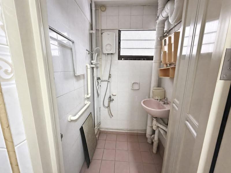 131 Jalan Bukit Merah, 131 Jalan Bukit Merah, Alexandra / Commonwealth, 2 Bedrooms, 699 sqft, HDB Flat For Sale, by Rachel Tan, 500252172 - Bathroom - PropertyGuru.com.sg