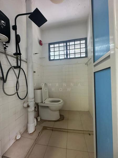 Below Value! Education/Office Block 530 Ang Mo kio Avenue 10 for rent!, Block 530 Ang Mo Kio Ave 10, Ang Mo Kio / Bishan / Thomson, 950 sqft, Office For Rent, by Johanna Chow, 500252173 - Bathroom - CommercialGuru.com.sg