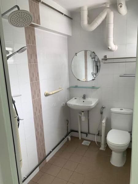 206 Bukit Batok Street 21, 206 Bukit Batok Street 21, Dairy Farm / Bukit Panjang / Choa Chu Kang, 2 Bedrooms, 785 sqft, HDB Flat For Sale, by William Wong, 500252198 - Bathroom - PropertyGuru.com.sg