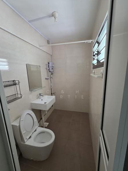 126 Simei Street 1, 126 Simei Street 1, Pasir Ris / Tampines, 3 Bedrooms, 1,313 sqft, HDB Flat For Sale, by REBECCA, 500252270 - Bathroom - PropertyGuru.com.sg