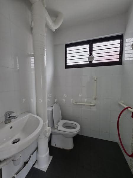 115 Serangoon North Avenue 1, 115 Serangoon North Avenue 1, Hougang / Punggol / Sengkang, 2 Bedrooms, 775 sqft, HDB Flat For Sale, by REBECCA, 500252276 - Bathroom - PropertyGuru.com.sg