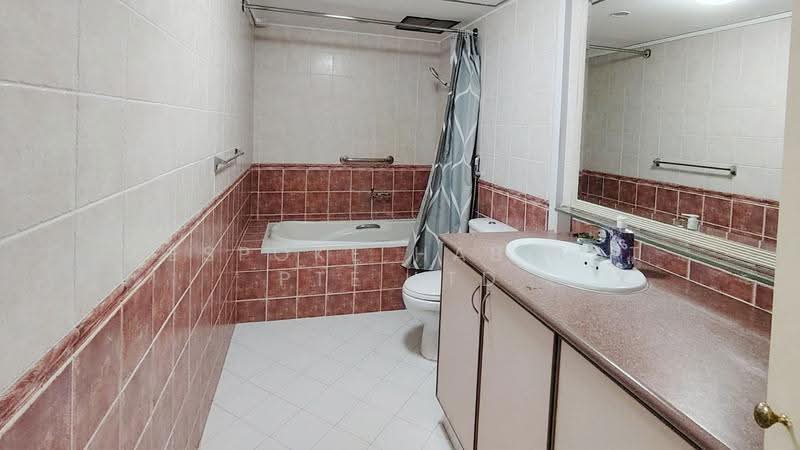 Ridgewood Condominium, 1 Ridgewood Close, Tanglin / Holland / Bukit Timah, Room Rental, 100 sqft, Condominium For Rent, by Bespoke Habitat Pte Ltd, 500252306 - 16-04 Common Bathroom - PropertyGuru.com.sg