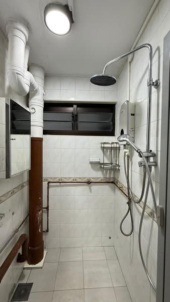 3 BEDROOM UNIT FOR RENT GHIM MOH RD, , 2 Bedrooms, 900 sqft, HDB Flat For Rent, by Raj T C, 500252338 - Bathroom - PropertyGuru.com.sg
