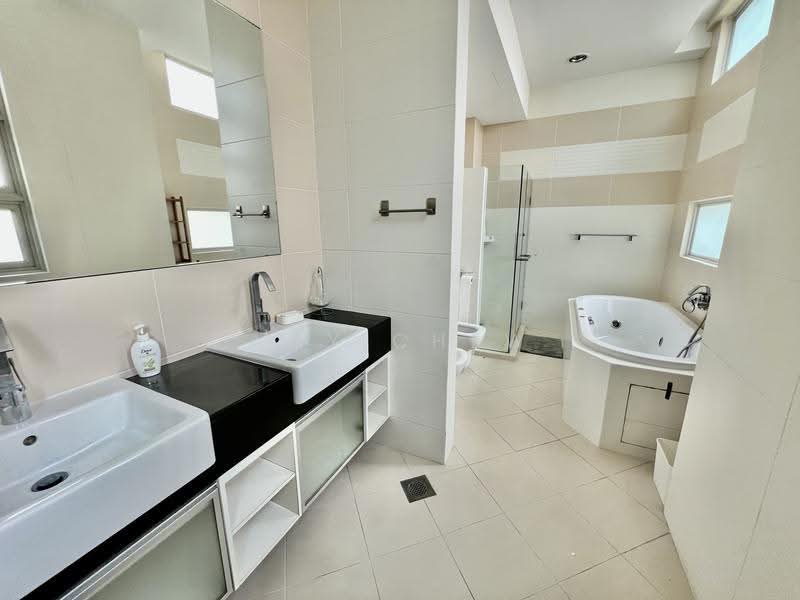 Lovely Contemporary 3 Storey Semi Detached with Inground Pool, Namly Crescent, Tanglin / Holland / Bukit Timah, 5 Bedrooms, 45,050 sqft, Semi-Detached House For Rent, by Amy Chew, 500252373 - Bathroom - PropertyGuru.com.sg