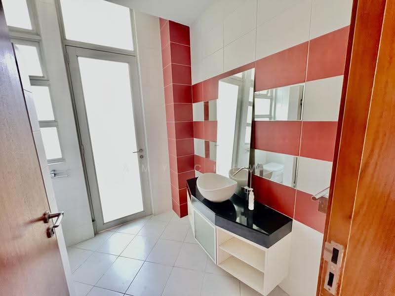 Lovely Contemporary 3 Storey Semi Detached with Inground Pool, Namly Crescent, Tanglin / Holland / Bukit Timah, 5 Bedrooms, 45,050 sqft, Semi-Detached House For Rent, by Amy Chew, 500252373 - Bathroom - PropertyGuru.com.sg