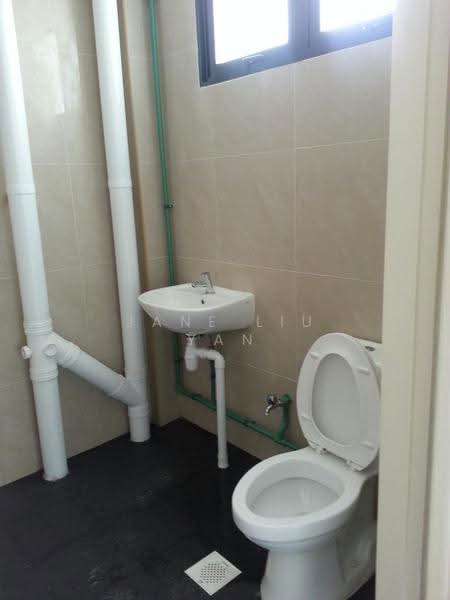Oxley BizHub 2, 62 Ubi Road 1, Eunos / Geylang / Paya Lebar, 1,023 sqft, Light Industrial (B1) For Sale, by Jane Liu Yan, 500252430 - Bathroom - CommercialGuru.com.sg