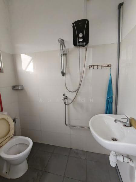 Pioneer Junction, 3 Soon Lee Street, Boon Lay / Jurong / Tuas, 1,410 sqft, Factory / Workshop (B2) For Rent, by Adam Oh, 500252549 - Bathroom - CommercialGuru.com.sg