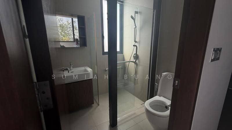 Alias Villas, JALAN HAJI ALIAS, Tanglin / Holland / Bukit Timah, 5 Bedrooms, 3,283 sqft, Cluster House For Rent, by Sumiah Buang, 500252568 - Bathroom @ Attic - PropertyGuru.com.sg