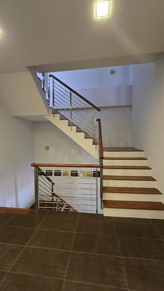 D20 Landed for sale in Thomson Hill, Ang Mo Kio / Bishan / Thomson, 5 Bedrooms, 4,800 sqft, Corner Terrace For Sale, by Lesley Loh, 500252577 - Level 2 stairway - PropertyGuru.com.sg
