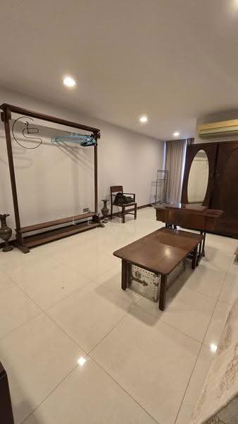 D20 Landed for sale in Thomson Hill, Ang Mo Kio / Bishan / Thomson, 5 Bedrooms, 4,800 sqft, Corner Terrace For Sale, by Lesley Loh, 500252577 - Bedroom with ensuite - PropertyGuru.com.sg