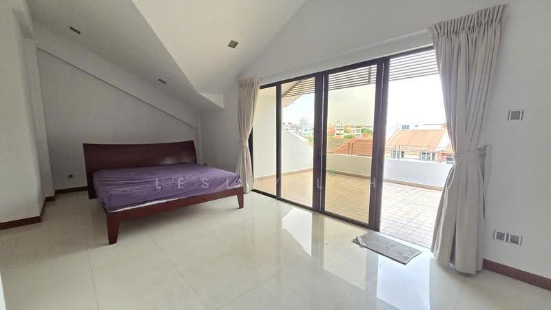D20 Landed for sale in Thomson Hill, Ang Mo Kio / Bishan / Thomson, 5 Bedrooms, 4,800 sqft, Corner Terrace For Sale, by Lesley Loh, 500252577 - Level 3 Bedroom with balcony - PropertyGuru.com.sg