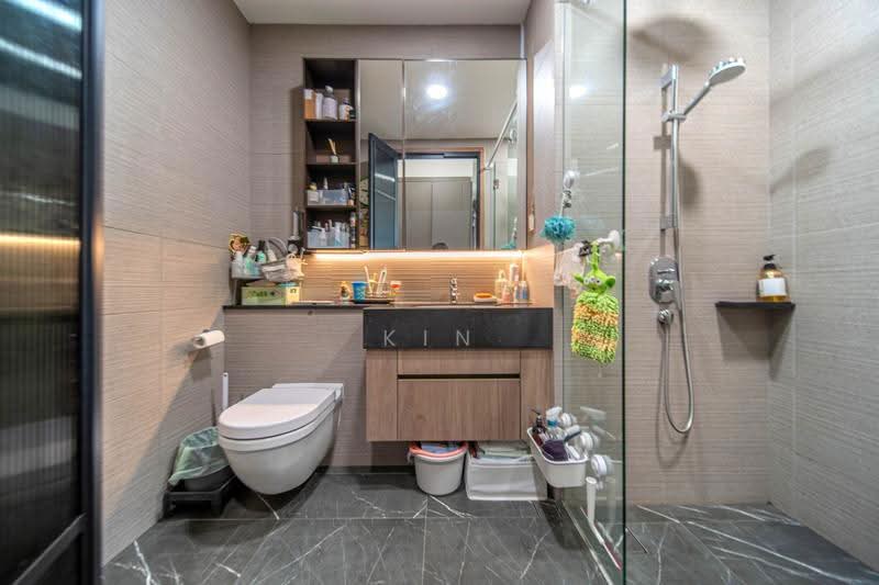 Parc Komo, 959 Upper Changi Road North, Changi Airport / Changi Village, 2 Bedrooms, 764 sqft, Condominium For Sale, by Kin ,, 500252583 - Master Bathroom - PropertyGuru.com.sg