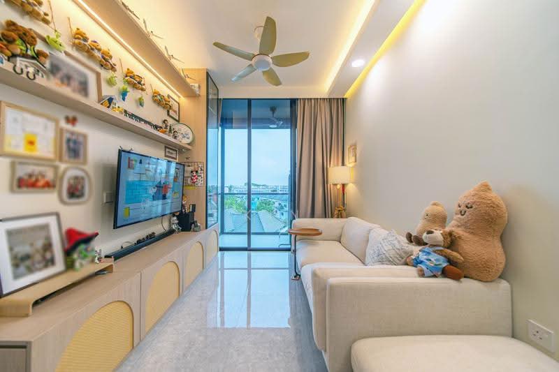 Parc Komo, 959 Upper Changi Road North, Changi Airport / Changi Village, 2 Bedrooms, 764 sqft, Condominium For Sale, by Kin ,, 500252583 - Living Room - PropertyGuru.com.sg
