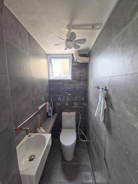 806 King George's Avenue, 806 King George's Avenue, Farrer Park / Serangoon Rd, 2 Bedrooms, 635 sqft, HDB Flat For Sale, by Afariss Khann, 500252619 - Bathroom - PropertyGuru.com.sg