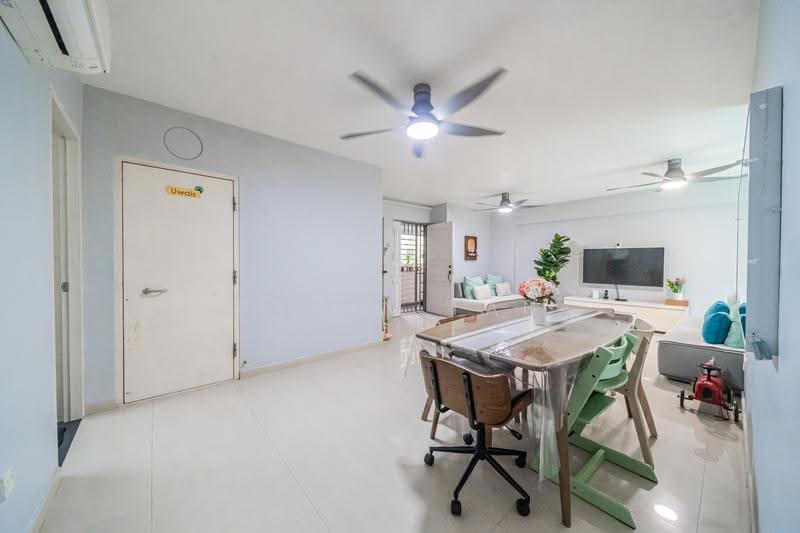 199D Punggol Field, 199D Punggol Field, Hougang / Punggol / Sengkang, 3 Bedrooms, 1,184 sqft, HDB Flat For Sale, by Bryan Tan, 500252625 - Living Room - PropertyGuru.com.sg