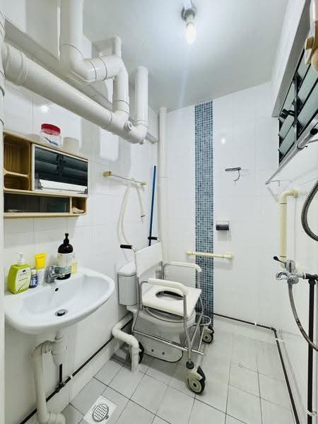 259 Bukit Batok East Avenue 4, 259 Bukit Batok East Avenue 4, Dairy Farm / Bukit Panjang / Choa Chu Kang, 3 Bedrooms, 1,001 sqft, HDB Flat For Sale, by Wendy Teh, 500252637 - Bathroom - PropertyGuru.com.sg