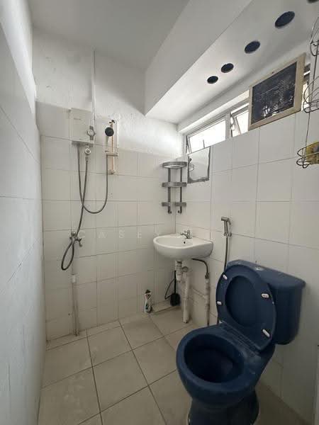 Seraya Lane, East Coast / Marine Parade, 3 Bedrooms, 1,100 sqft, Townhouse For Rent, by Casey Lim, 500252645 - Bathroom - PropertyGuru.com.sg