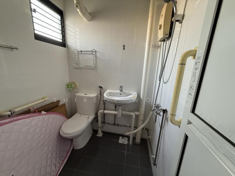 466 Jurong West Street 41, 466 Jurong West Street 41, Boon Lay / Jurong / Tuas, 3 Bedrooms, 980 sqft, HDB Flat For Sale, by Shirley Wong, 500252668 - Bathroom - PropertyGuru.com.sg