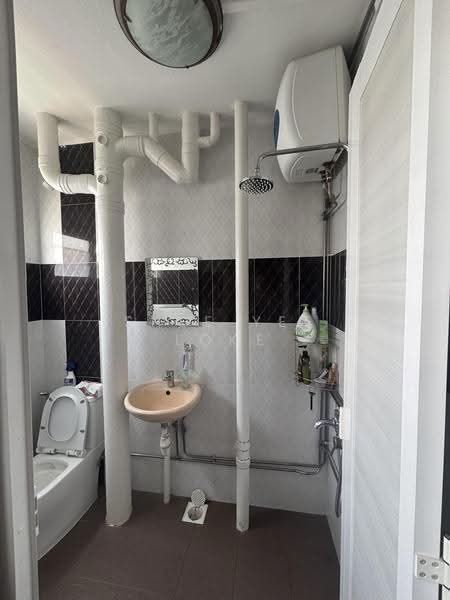 236 Tampines Street 21, 236 Tampines Street 21, Pasir Ris / Tampines, Room Rental, 120 sqft, HDB Flat For Rent, by Shee Yee Loke, 500252713 - Bathroom - PropertyGuru.com.sg