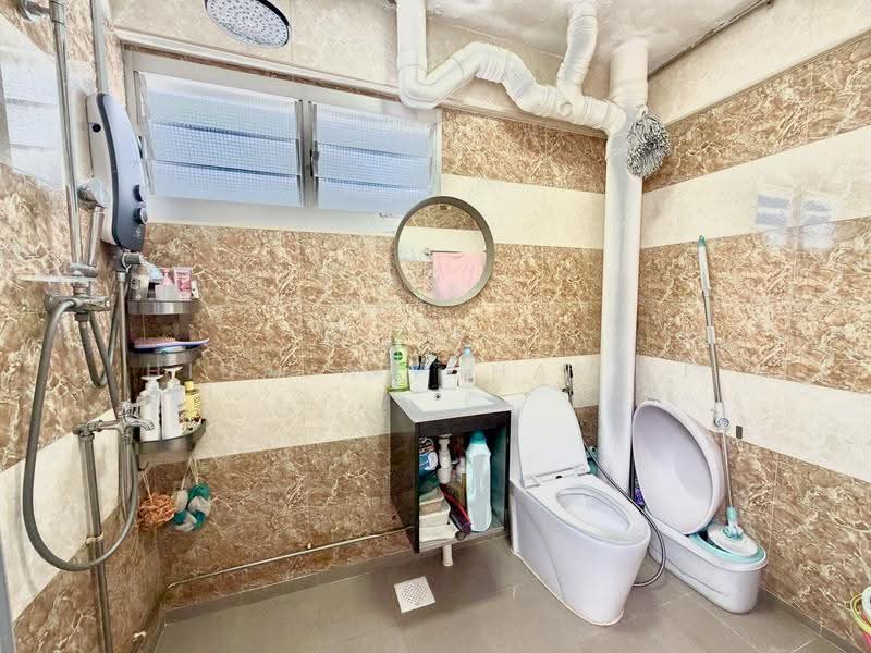 630 Hougang Avenue 8, 630 Hougang Avenue 8, Hougang / Punggol / Sengkang, 3 Bedrooms, 1,313 sqft, HDB Flat For Sale, by Hidayat Shariff, 500252749 - Bathroom - PropertyGuru.com.sg