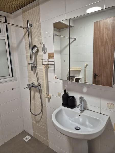 451A Bukit Batok West Avenue 6, 451A Bukit Batok West Avenue 6, Dairy Farm / Bukit Panjang / Choa Chu Kang, 2 Bedrooms, 721 sqft, HDB Flat For Rent, by Ng Kang Seng, 500252780 - Bathroom - PropertyGuru.com.sg