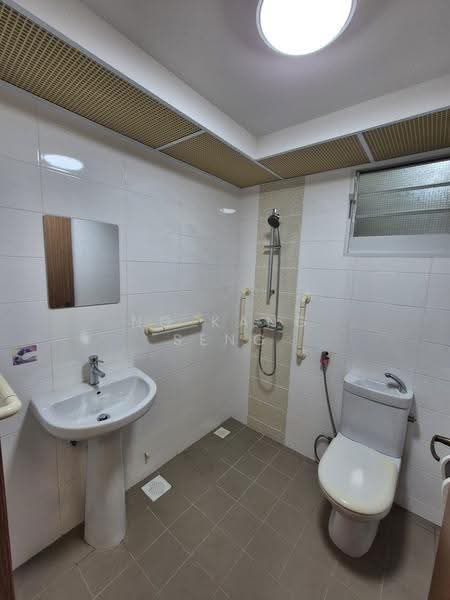 451A Bukit Batok West Avenue 6, 451A Bukit Batok West Avenue 6, Dairy Farm / Bukit Panjang / Choa Chu Kang, 2 Bedrooms, 721 sqft, HDB Flat For Rent, by Ng Kang Seng, 500252780 - Bathroom - PropertyGuru.com.sg