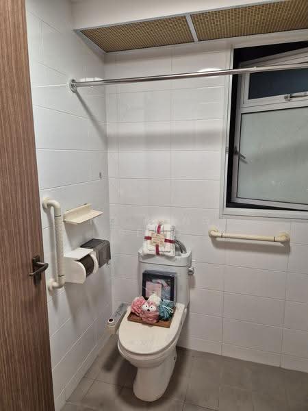 451A Bukit Batok West Avenue 6, 451A Bukit Batok West Avenue 6, Dairy Farm / Bukit Panjang / Choa Chu Kang, 2 Bedrooms, 721 sqft, HDB Flat For Rent, by Ng Kang Seng, 500252780 - Bathroom - PropertyGuru.com.sg